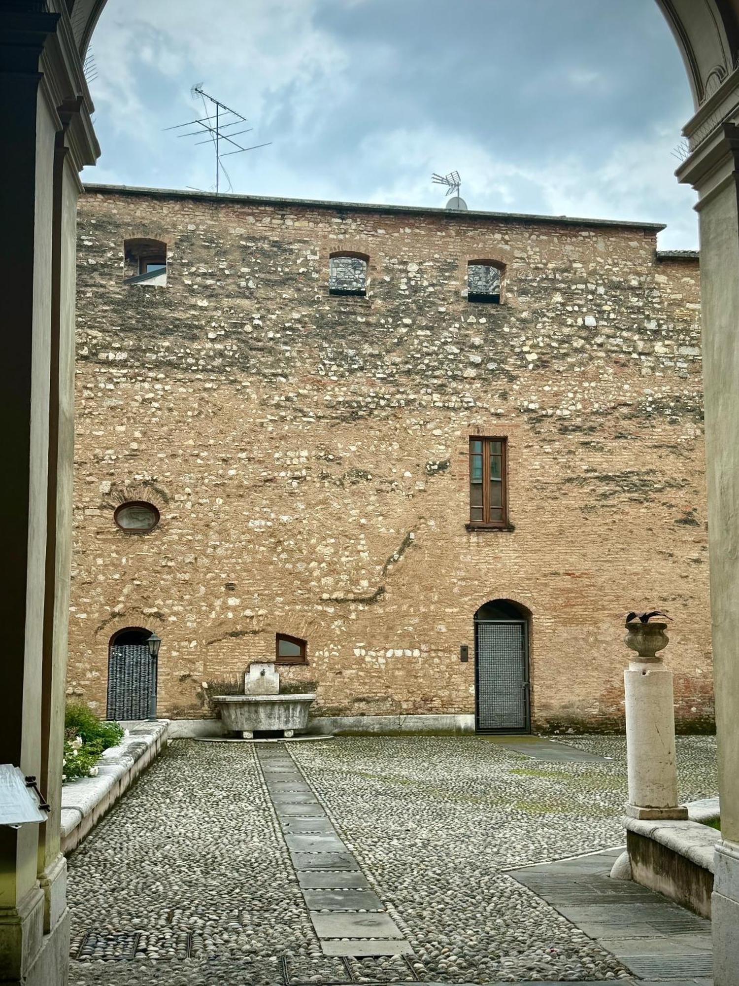 Апартаменты Dimora Legnazzi_A Gem In The Heart Of Брешия Экстерьер фото